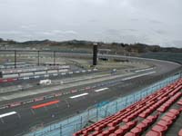 �I�[�o���R�[�X�̉E��