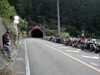 �΂̒��ɓ˔@�����A�l�D�h �����H���u���E�ւ̓����v