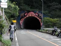 �߂Â��Ă悭���Ă݂�ƁA�Ȃ�قǃf�U�C������Ă���񂾂ȁA�ƋC�Â����A�H�ʂɒ��ӂ��đ����Ă��鎞�ɂ͑S���C���t���Ȃ������B�`�O�O�G