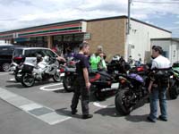 �P�c�̃R���r�j�ɓ���