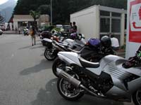 �������E����o�`�ɂāB�N���}�������ς��Œʏ풓�ԃX�y�[�X�ɒ��߂�ꂸ�A�U�����̈ē��Œ[�̎ԘH�ɒ��߂�