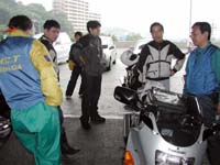 �u���C���E�F�A�ǂ����悤���H�v�u�����~��Ȃ��Ǝv������E���ł������񂶂�Ȃ��H�v�u�ł��܂��S�z�����玄�͒��Ă��邱�Ƃɂ����v�@�ӌ��̕������Ƃ��낾���A�����܂ނقƂ�ǂ̐l�͒E���ł���