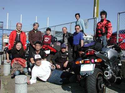 �������Ȏs��̃o�C�N���ԃX�y�[�X�ɂāB�n�쎁�̓��U�ƃo�C�N�̉e�ɉB��Ă���