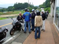 �q413�ň�U��ԁB�t���[���s�ɂ��邩�A���H���Ƃ邩���k��