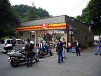 R413�����ɂ���R���r�j�Œ��H�x�e