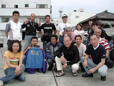 �y���e�z�̒��ԏ�ɂ�