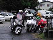 �J�̒��A�݂�Ȃ����ƏW�����Ă���