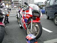 �s�쎁�� NSR250R SE�B���ł��Ȃ��悤�Ɍ����邪���Ă͕s���Ԃ����������ŁA�s�쎁�����N�����ă��X�g�A�������悤�ɂ����̂��Ƃ���