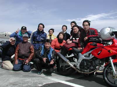 �y���Ë��s��z�̒��ԏ�ɂāB��͐󂪌����Ă������������̂������A�����o�[�̊���������Ă���