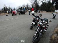 ���H�̐^�񒆂ɓ��X�ƒ�߂ċx��