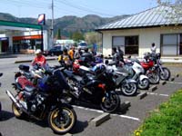 ���H���͉E�Ɍ����Ă��镽���̌���