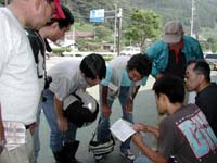 �u���̐�É�����58���ɂȂ�܂ŐÉ�����63�����t���[���s�ɂ��܂��v�ƃ����o�[�ɐ�������n�쎁