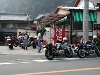 �z���g�Ɏ��̋@�����Ȃ��B�ʐ^����ɂ͏����ȃX�[�p�[������A�l�ɂ���Ă͂����ŃA�C�X�𔃂��ē����⋋���Ă���