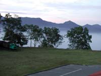 ��������]�ޑ����̓�A���v�X�̌i�F