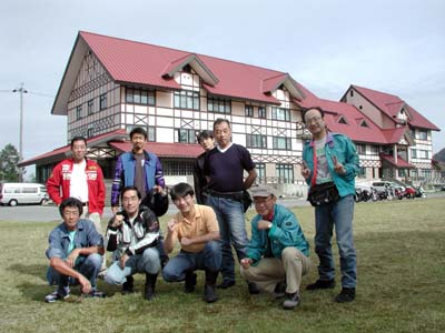 2��ڂ̏W���ʐ^�͐�̒��A�y�n�C�����h����т��z�̌����S�i������悤�ɃA���O�����H�v�����B�ʂ��Ă���o�C�N�̏�����������΂킩��Ǝv�����A���̂��炢����Ȃ��ƌ����S�̂��J�����A���O���ɓ���Ȃ����炢�傫��������