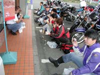 �ǂ��ł������ĐH�ׂ���̂̓o�C�N���̓����H