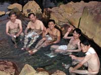 ��̒��̘I�V���C�𑼂̏h���q�Ɗy���ރ����o�[