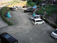 �K�ĉ���X�ŗp�ӂ���Ă��閳���̒��ԏ�ɂ̓L�����v�ŉ߂����l������