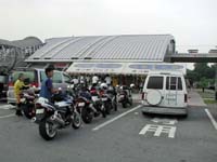 ���X�̑O�Ƀo�C�N���߂�