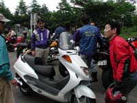 �u����`�A�X�N�[�^�[�ł����\�������̂ł��ˁv�BZRX1100 ���̂x�D�r�����̓t�H�[�T�C�g���ӊO�Ɂg�����h�̂ŋ����Ă����B������͂蕁�i�X�N�[�^�[�ɏ���Ă��Ȃ��̂ŁA�u�҂̊ԂɃ^���N�������̂��Ă��̂�������a�����v�Ƃ��b���Ă���