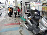 �������ɍQ�Ăă��C���E�F�A�𒅂郁���o�[�B�B���ɂ����Ƃ�G��Ă���