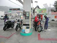 �������A�f�r�̓X������ɍ����̓V�C�𕷂��Ă݂�B�u�����͓܂肩��J�ɂȂ�悤�Ȃ��Ƃ������Ă܂�����v........�����Ă����\��ƑS���Ⴄ�����I