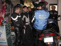 �X�̃V���b�^�[���J���s�b�g���ցB�����Ղ��邾���ł��g����������