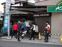 ������ɏW�����Ă����l����