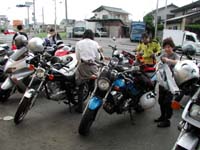 �u�������I�㒅�E���Ȃ�������v�@�݂Ȉ�l�ɃW���P�b�g��E���ŗ���ł���