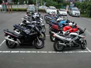 ���ԏ�ɐ��R�ƕ��񂾃o�C�N�B