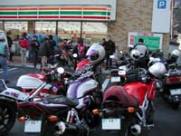 �L�����ԃX�y�[�X���قƂ�ǂ��o�C�N�ɂ���Ė��܂��Ă���B����20��̑��ɂ��o�C�N�B�����������A�N���}����B�͌��g��������������