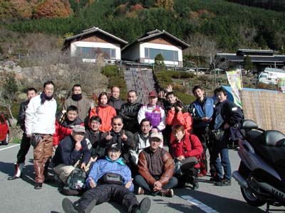 �y�ې쉷��z�̌������o�b�N�ɁB�����������A�^�񒆂��j���ŁA�E���̓G���g�����X�Ƌx�e����