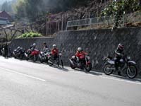 ��������������܂ŘH���ő҂�����Ă�������B�҂������тꂽ���Ƃ��낤