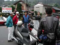 ���H���ς߂΃o�C�N�𒆐S�Ƃ����b�ɉԂ��炭