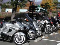 �ŁA���ɕ���ł����o�C�N�͂���Ȋ����B�`�O�O�G