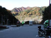 ���̉w�y�b���a�z����]�ގR�X�B���z�ɏƂ炳��ăL���C��