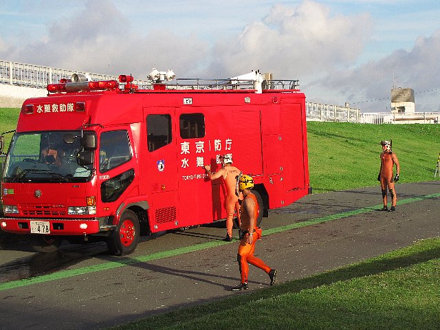 ����~����