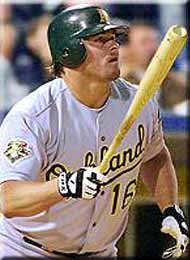 �Q�O�O�Q�N�͂ǂ��̃��j�t�H�[���𒅂Ă���́H