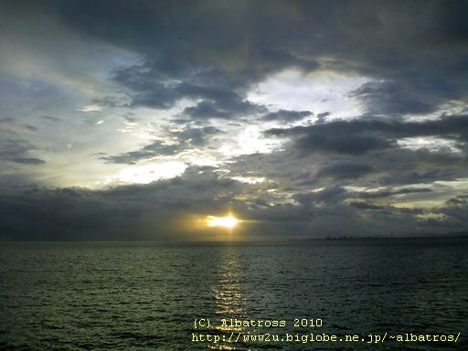 別府湾に昇る朝日