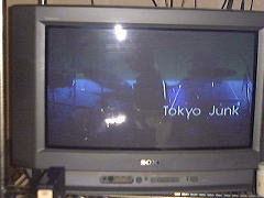 �uHELLO�I�v�̌��1�Ȗڃf�X�B