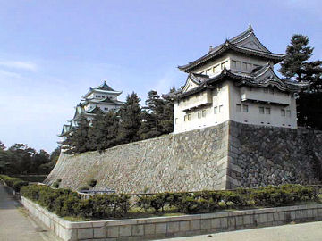 ���É���