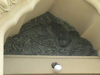 入口上のレリーフ