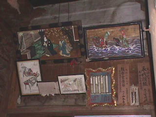 お堂内部に掲げられた絵馬など