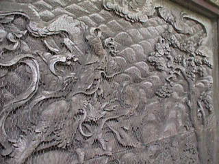 彫刻アップ!(金網が邪魔だなぁ)