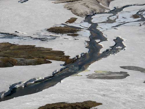 雪渓が残るお鉢平の有毒温泉