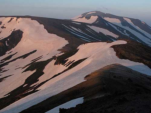 霞むお鉢の稜線と旭岳