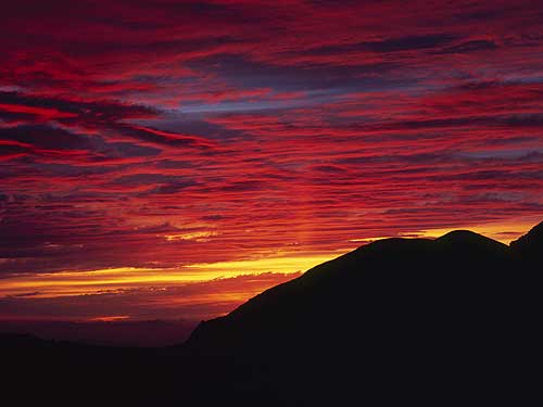 紅に染まる白雲の空