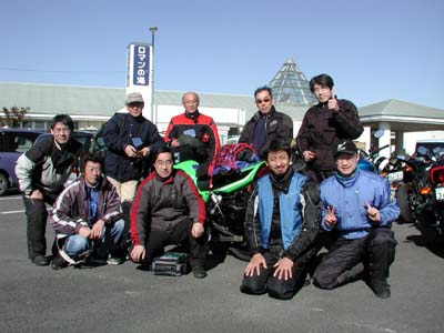 �y���}���̓��z�̒��ԏ�ɂāB��o�b�N�A�������o�C�N�������ƍ\�}�̒��ɓ����Ă̏W���ʐ^�͋v���Ԃ肾