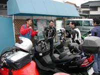 ���i����Ă��� RF900R �Ɣ�ׂāu�y�`�����`�I�v��A���̂n�쎁�B�u�����l���Ȃ��Ă��u�`���Ƒ����čs���Ă���邩��ˁv�ƌ�����������Ȃ���....(^^;