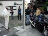 �r�������̐l��3�l����̂ŁA���̒n�ɏW������l�͌v10�l